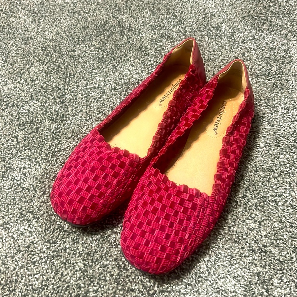 Free shipping! COMFY red slip ons